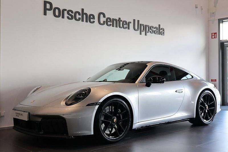 Silver Ny 2025 Porsche 911 Carrera 4 GTS Sportkupé | 2 245 000 kr - Bild 1/4
