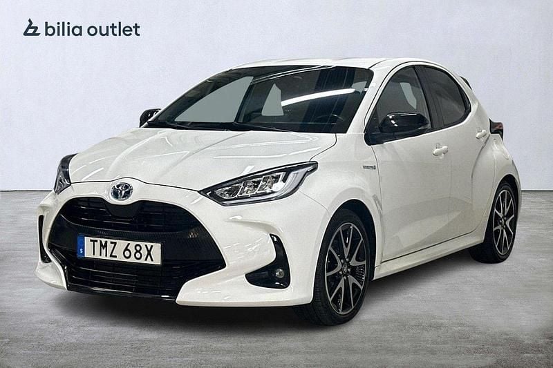 Vit Begagnad 2021 Toyota Yaris Hybrid Style Halvkombi | 179 900 kr (Marknadspris) - Bild 1/3