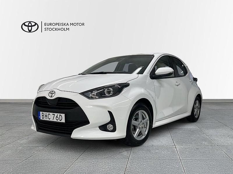 Vit Begagnad 2023 Toyota Yaris Hybrid Active Halvkombi | 224 900 kr (Marknadspris) - Bild 1/4