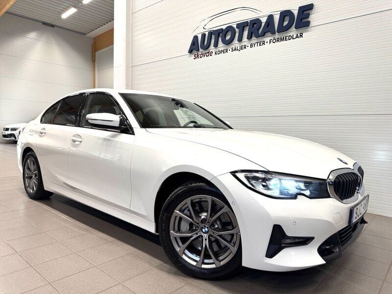 Vit Begagnad 2021 BMW 330e Sport Line Sedan | 239 900 kr (Bra pris) - Bild 1/4