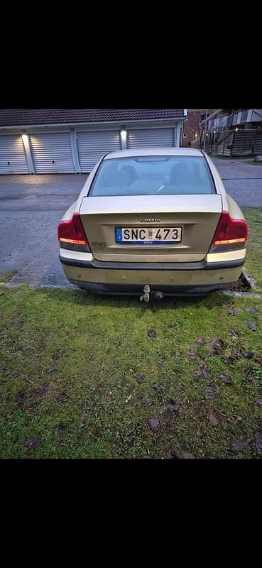 Guldaktig Begagnad 2001 Volvo S60 Sedan | 13 000 kr (Marknadspris) - Bild 1/4