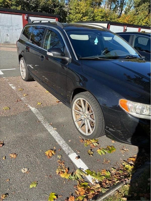 Svart Begagnad 2010 Volvo V70 Momentum Kombi | 35 000 kr (Superpris) - Bild 1/4