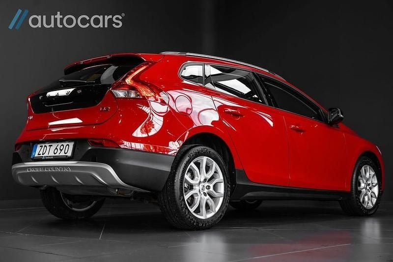 Begagnad Volvo V40 CC Momentum 120 HK (88 kW) 2018 Röd Kombi