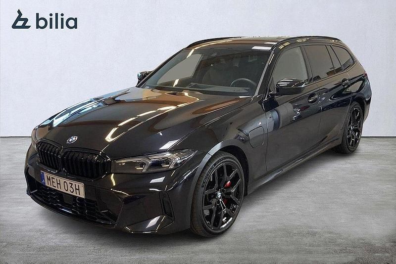 Svart Begagnad 2024 BMW 330e M Sport Kombi | 589 000 kr (Dyr) - Bild 1/4