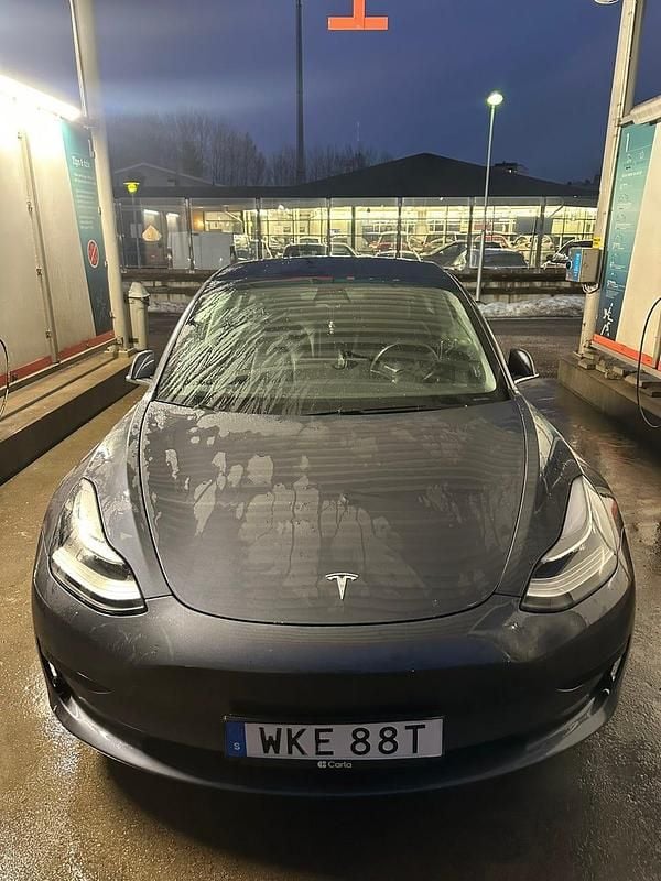 Grå Begagnad 2020 Tesla Model 3 Standard Range Plus Sedan | 199 000 kr (Marknadspris) - Bild 1/4