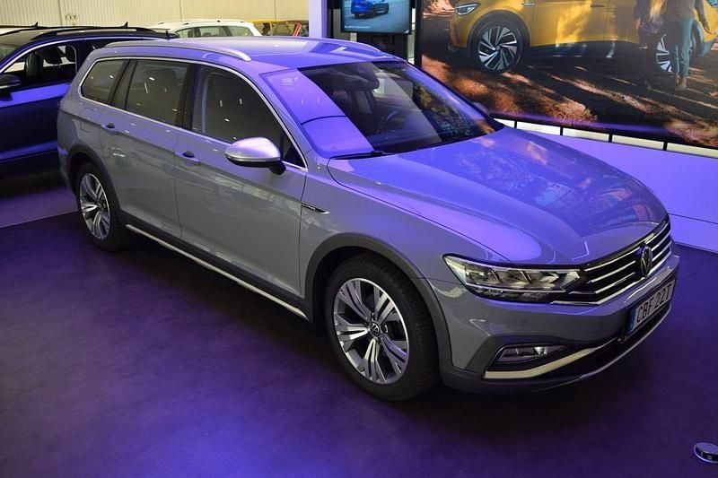 Grå Begagnad 2022 VW Passat Alltrack GT Kombi | 229 000 kr (Superpris) - Bild 1/4