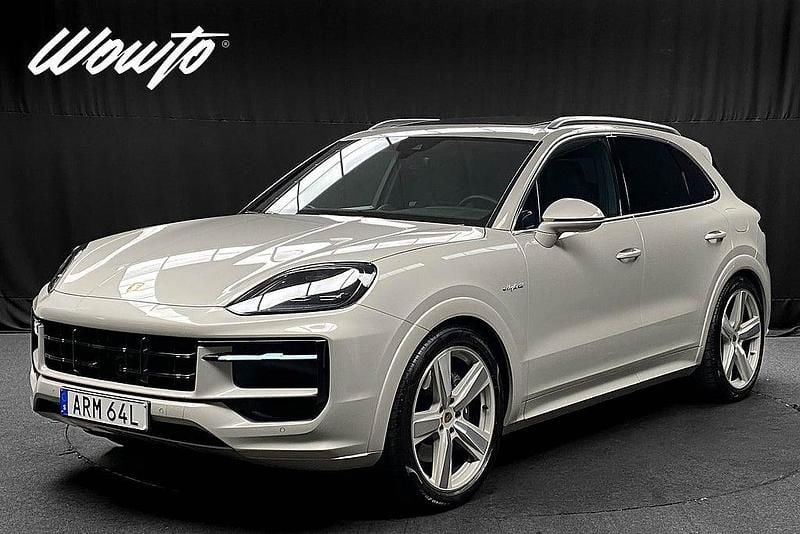 Ljusbrun (cashmere beige metallic) Begagnad 2023 Porsche Cayenne SUV | 1 049 800 kr (Bra pris) - Bild 1/3