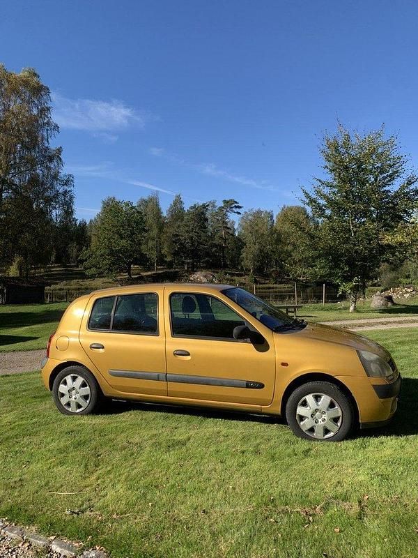 Gul Begagnad 2003 Renault Clio II Expression Halvkombi | 23 000 kr (Marknadspris) - Bild 1/4