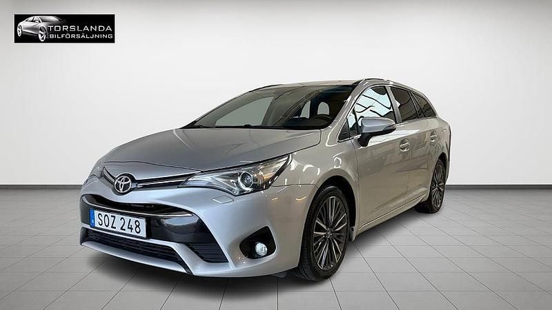 Silvermetallic Begagnad 2017 Toyota Avensis Active Kombi | 139 900 kr (Bra pris) - Bild 1/4