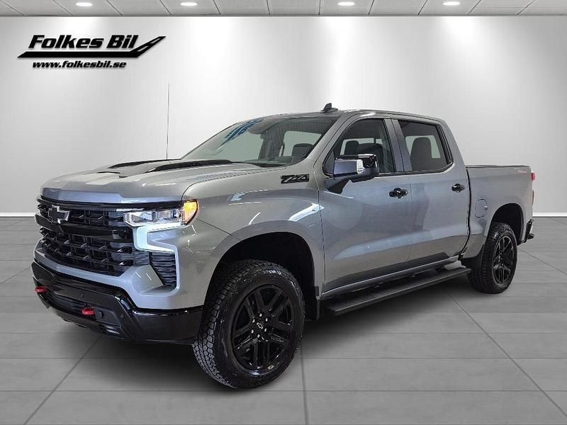 Grå (sterling grey metallic) Ny 2025 Chevrolet Silverado LT Van | 1 123 750 kr (Marknadspris) - Bild 1/4
