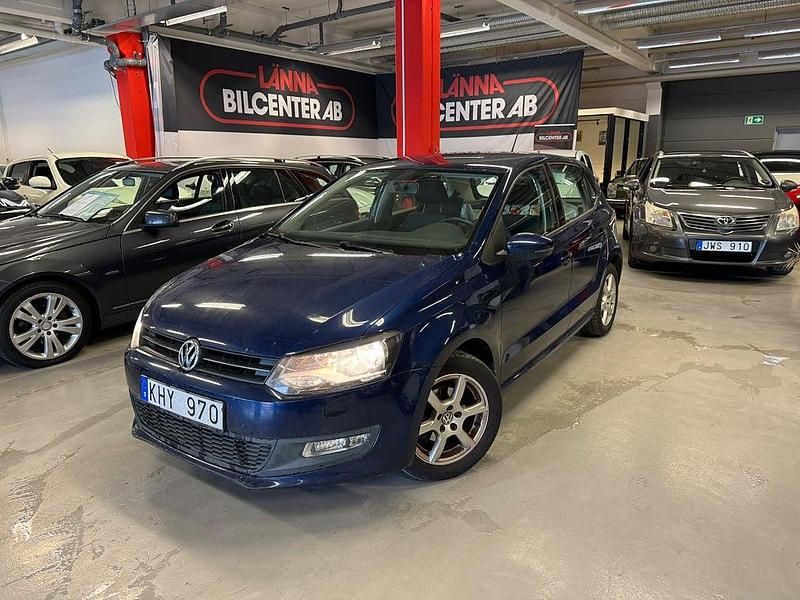 Blå metallic Begagnad 2011 VW Polo Halvkombi | 74 800 kr (Marknadspris) - Bild 1/4