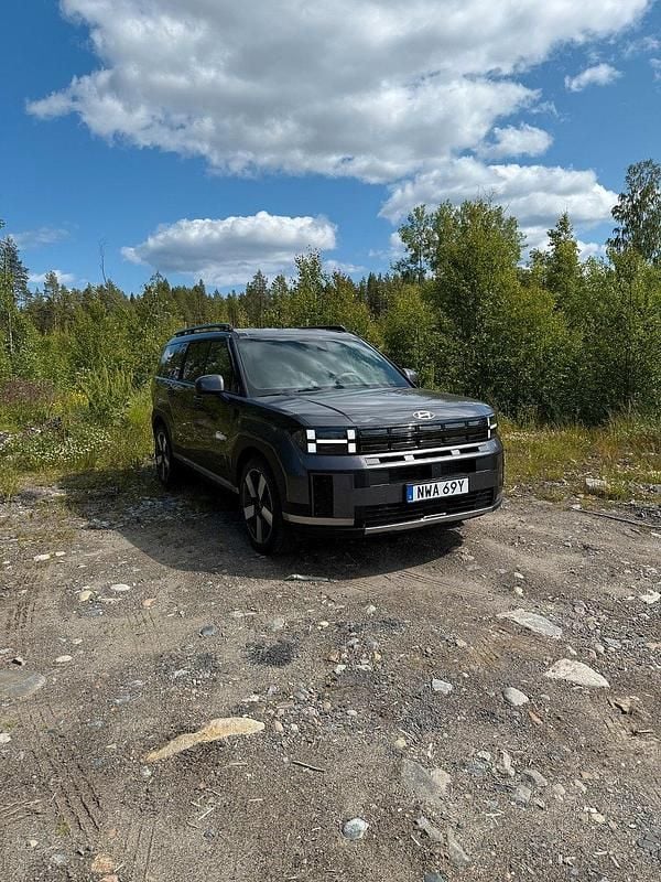 Grå Begagnad 2024 Hyundai Santa Fe Advanced SUV | 699 800 kr (Lite dyr) - Bild 1/4