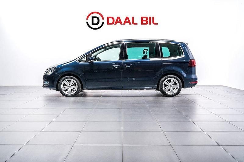 Mörkblå (blå) Begagnad 2016 VW Sharan Minibuss | 219 700 kr (Marknadspris) - Bild 1/4
