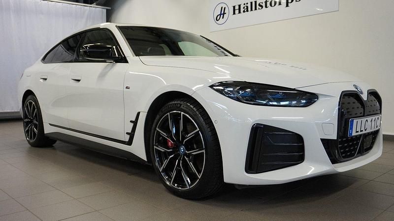 Vit Begagnad 2024 BMW i4 M Sport Sedan | 419 900 kr (Marknadspris) - Bild 1/4