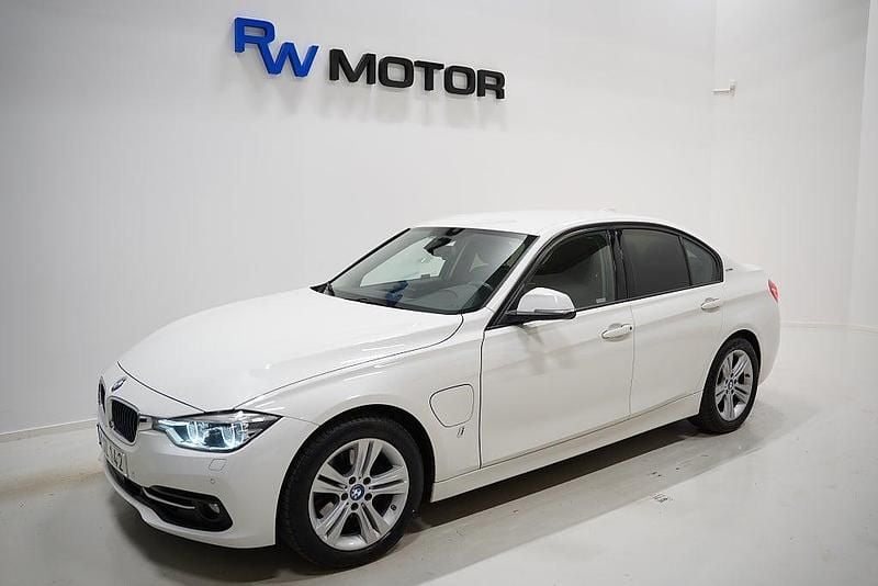 Vit Begagnad 2017 BMW 330e Sport Line Sedan | 164 900 kr (Superpris) - Bild 1/4
