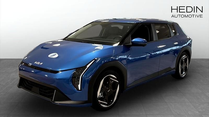 Blå (blue) Ny 2025 Kia EV4 Plus Halvkombi | 521 650 kr - Bild 1/4