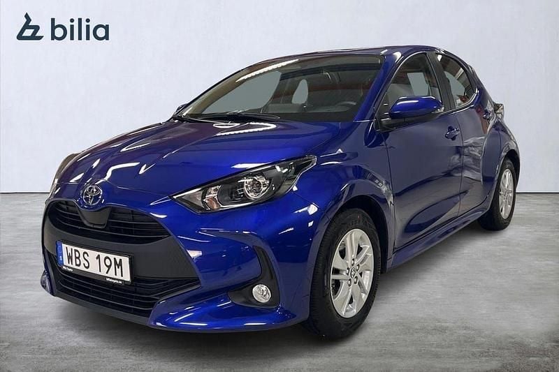 Mörkblå (blå) Ny 2024 Toyota Yaris Hybrid Active Halvkombi | 254 900 kr (Marknadspris) - Bild 1/3