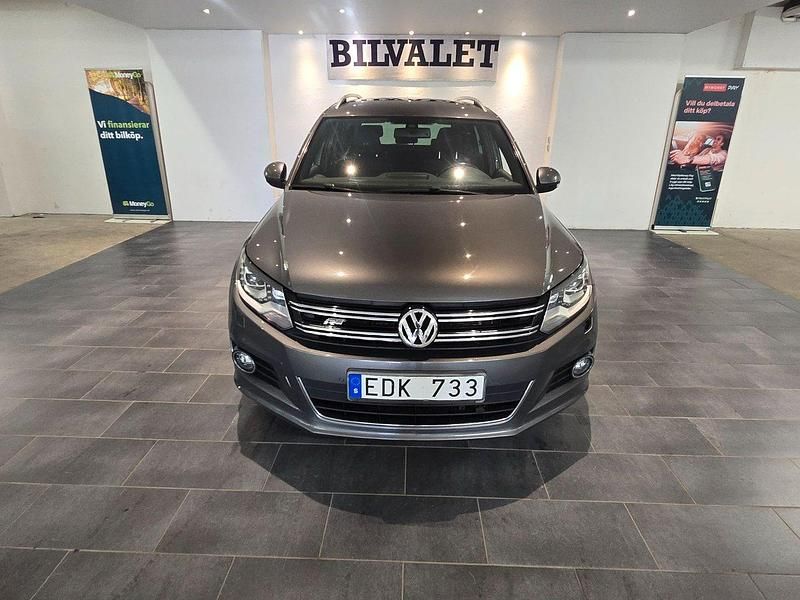 Mörkgrå (grå) Begagnad 2014 VW Tiguan Sportline SUV | 129 900 kr (Marknadspris) - Bild 1/4