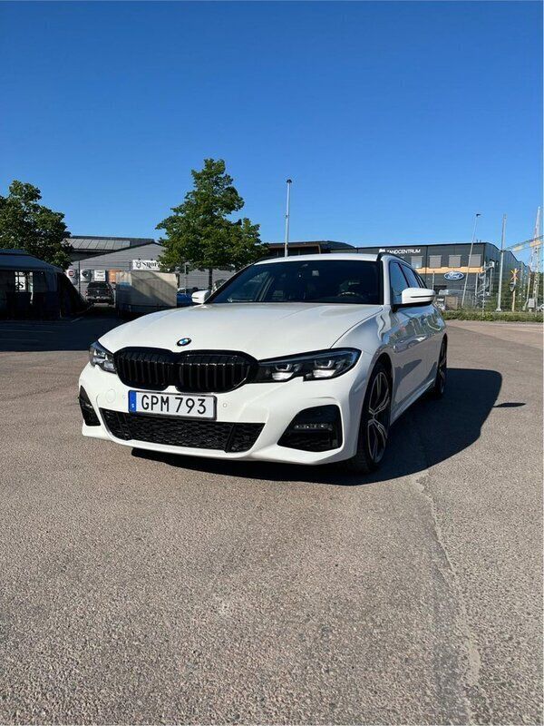 Vit Begagnad 2020 BMW 330 M Sport Kombi | 340 000 kr (Marknadspris) - Bild 1/4