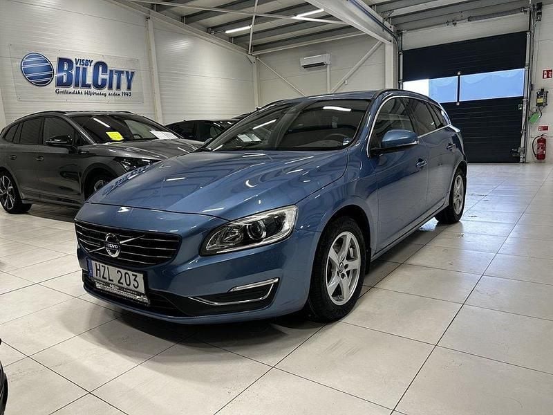 Blå Begagnad 2015 Volvo V60 Momentum Kombi | 169 901 kr (Marknadspris) - Bild 1/4