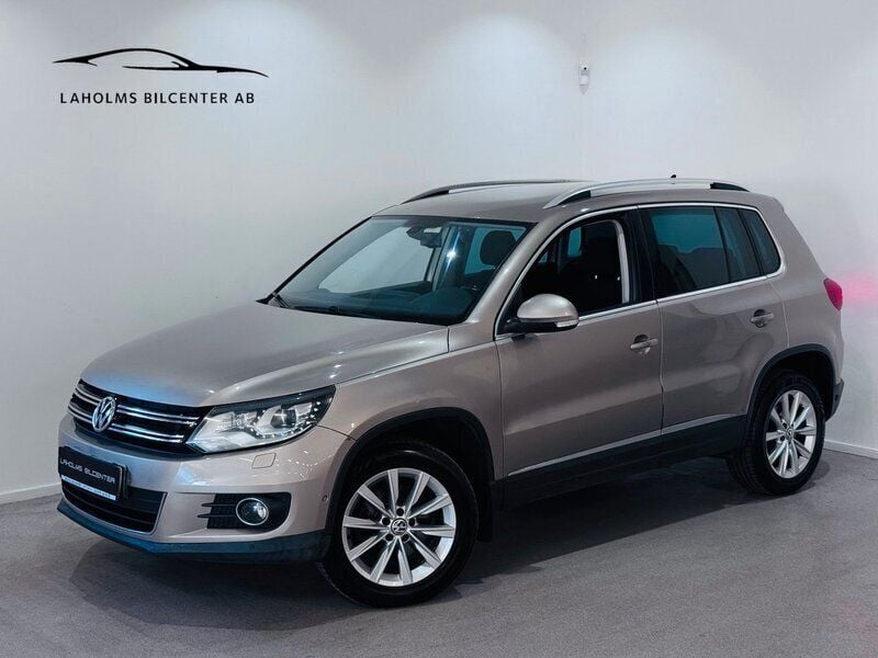 Ljusgrå (grå) Begagnad 2012 VW Tiguan Sport SUV | 114 900 kr (Marknadspris) - Bild 1/4