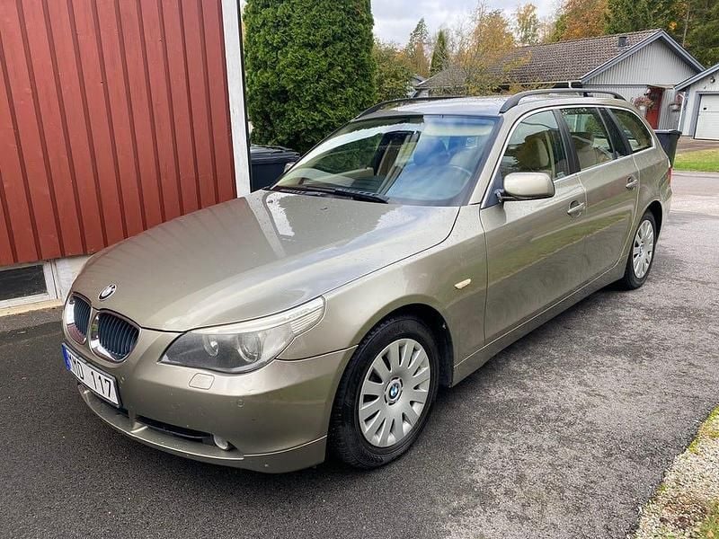 Olivin metallic Begagnad 2006 BMW 520 Kombi | 52 000 kr (Marknadspris) - Bild 1/4
