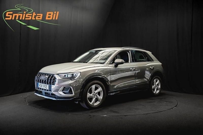 Grå Begagnad 2019 Audi Q3 Advanced SUV | 298 900 kr (Marknadspris) - Bild 1/3