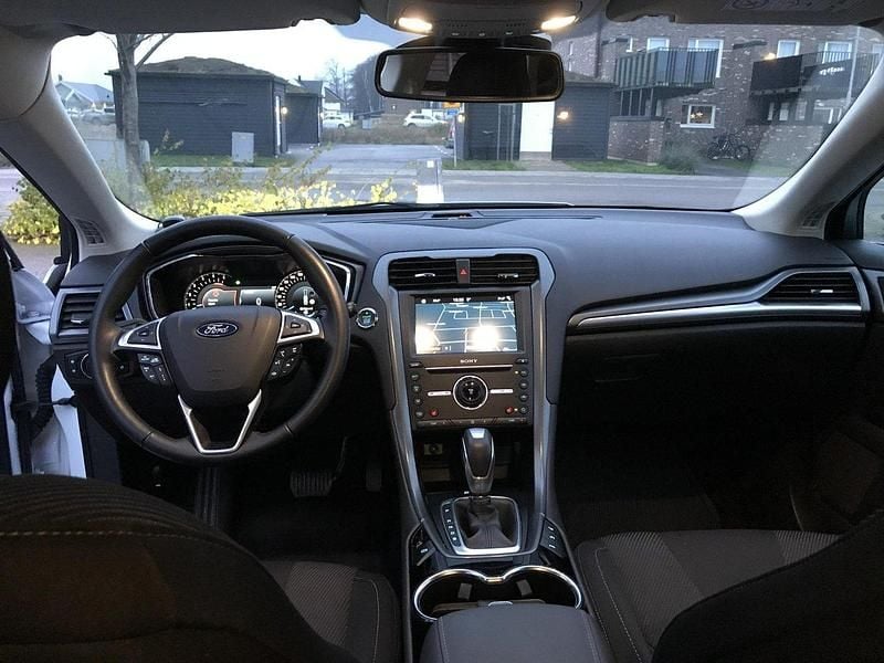 Vit Begagnad 2017 Ford Mondeo Business Edition Halvkombi | 139 900 kr (Lite dyr) - Bild 1/4
