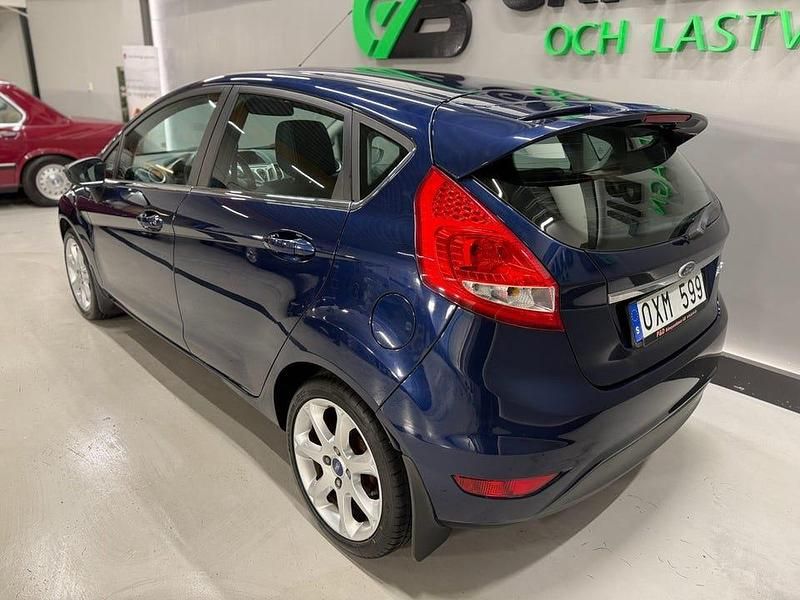 Begagnad Ford Fiesta Titanium 82 HK (60 kW) 2011 Blå Halvkombi