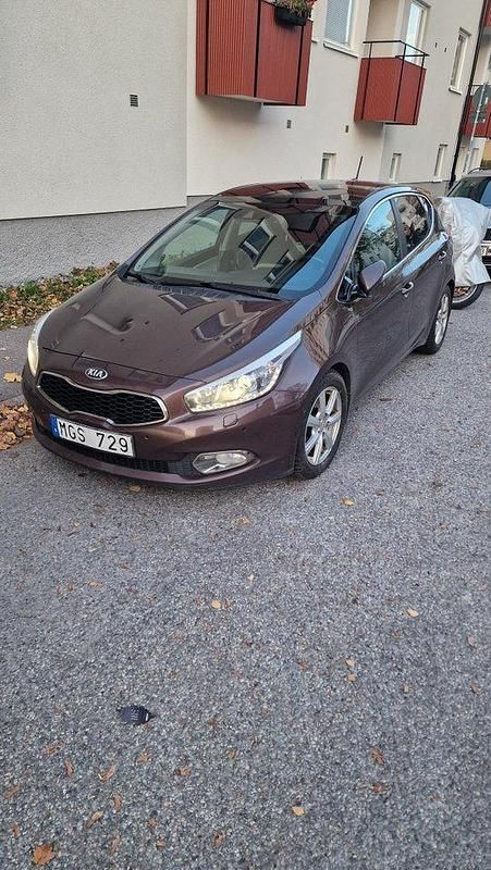 Brun Begagnad 2013 Kia Ceed Comfort Halvkombi | 67 000 kr (Lite dyr) - Bild 1/4