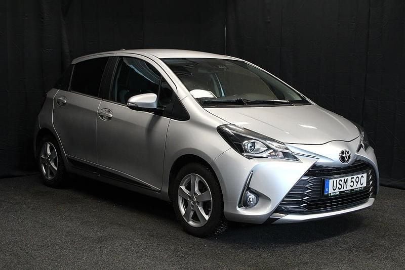 Begagnad Toyota Yaris Multidrive S 112 HK (82 kW) 2020 Silver Halvkombi