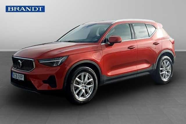 Röd Begagnad 2023 Volvo XC40 Core SUV | 389 900 kr (Marknadspris) - Bild 1/4