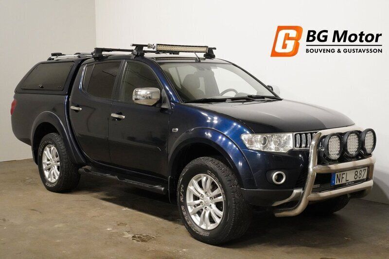 Mörkblå (blå) Begagnad 2013 Mitsubishi L200 Pickup | 169 900 kr - Bild 1/3