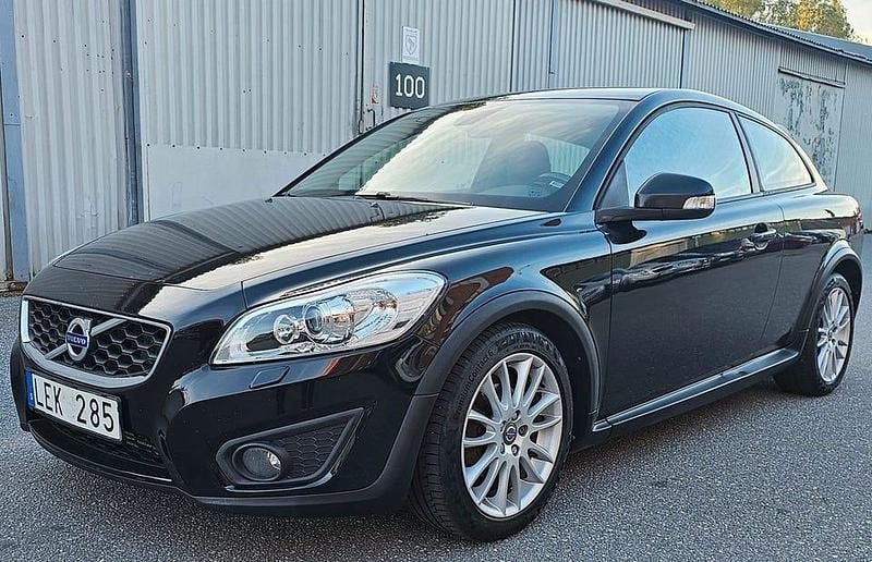 Svart Begagnad 2011 Volvo C30 Summum Halvkombi | 54 900 kr (Marknadspris) - Bild 1/4