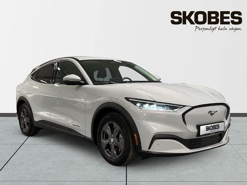 Vit Begagnad 2021 Ford Mustang Mach-E Standard Range SUV | 299 100 kr (Bra pris) - Bild 1/3