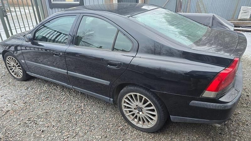 Svart metallic Begagnad 2004 Volvo S60 Sedan | 24 900 kr (Superpris) - Bild 1/2