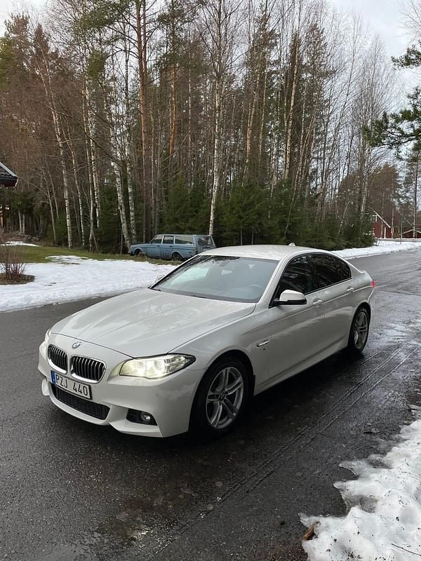 Begagnad 2014 BMW 525 Sedan | 134 900 kr (Lite dyr) - Bild 1/4