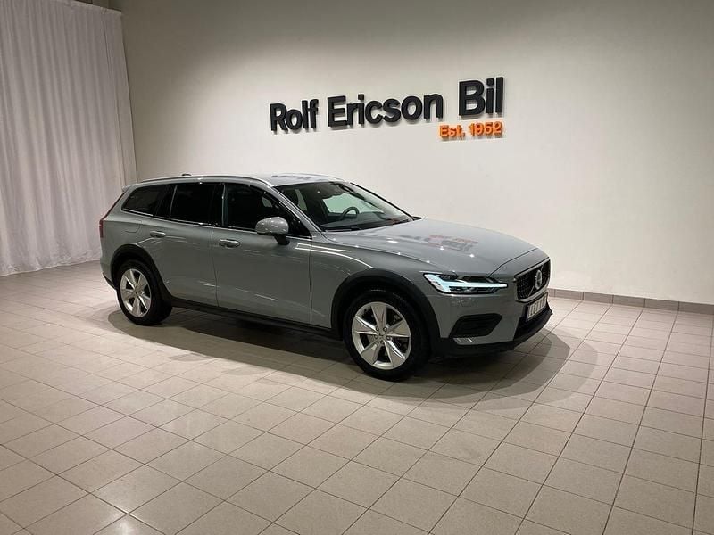 Grå Begagnad 2024 Volvo V60 CC Core Kombi | 419 500 kr (Marknadspris) - Bild 1/4