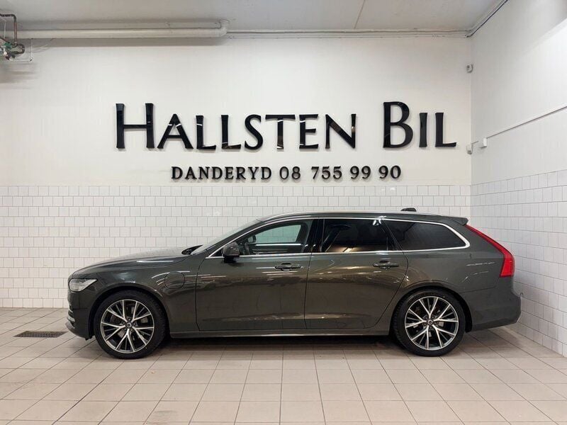 Mörkgrå (grå metallic) Begagnad 2019 Volvo V90 Momentum Kombi | 289 000 kr (Marknadspris) - Bild 1/4