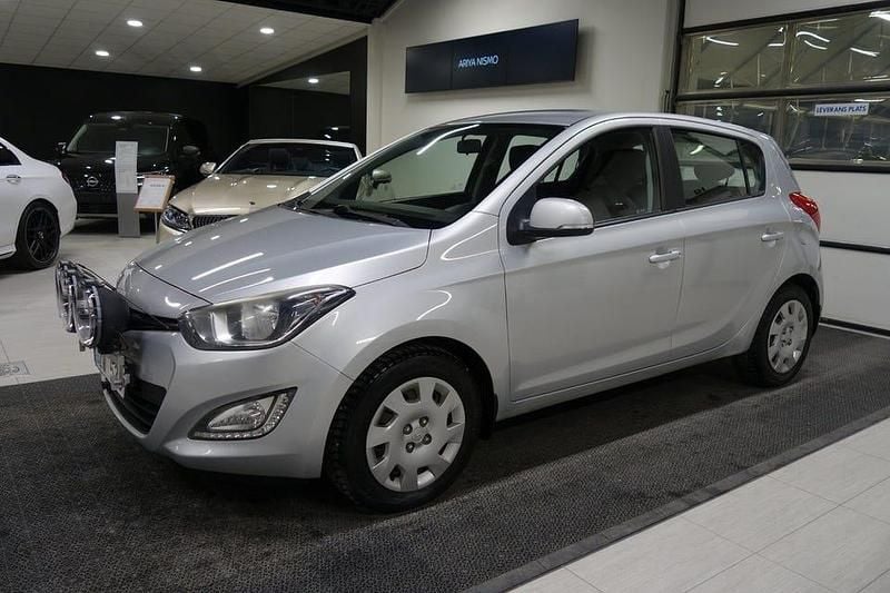 Silver Begagnad 2014 Hyundai i20 Premium Halvkombi | 69 000 kr (Lite dyr) - Bild 1/4