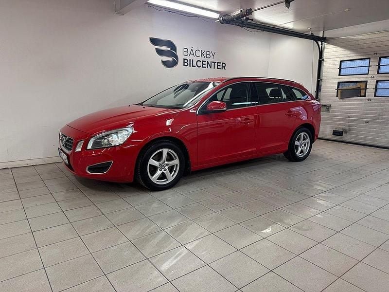 Röd Begagnad 2011 Volvo V60 Momentum Kombi | 59 900 kr (Marknadspris) - Bild 1/4