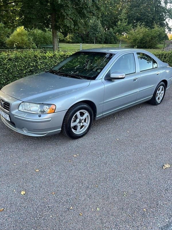 Silver Begagnad 2009 Volvo S60 Sedan | 47 500 kr (Marknadspris) - Bild 1/4