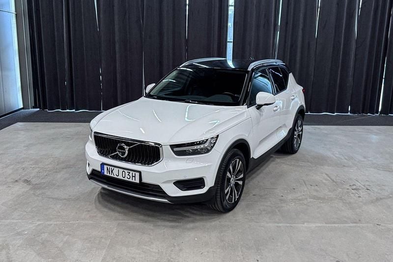 Vit Begagnad 2021 Volvo XC40 Momentum SUV | 269 900 kr (Marknadspris) - Bild 1/4