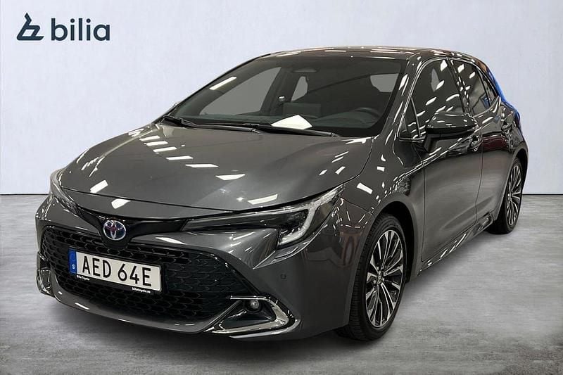 Mörkgrå (grå) Begagnad 2024 Toyota Corolla Hybrid Style Halvkombi | 289 900 kr (Marknadspris) - Bild 1/3