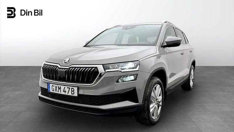 Grå Begagnad 2023 Skoda Karoq Style SUV | 324 900 kr (Marknadspris) - Bild 1/4