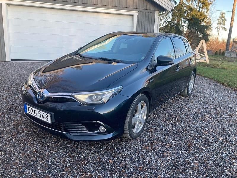 Blue dark steel Begagnad 2015 Toyota Auris Hybrid Halvkombi | 136 900 kr (Marknadspris) - Bild 1/4