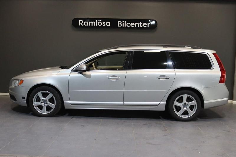 Ljusgrå (grå) Begagnad 2011 Volvo V70 Momentum Kombi | 89 900 kr (Marknadspris) - Bild 1/4