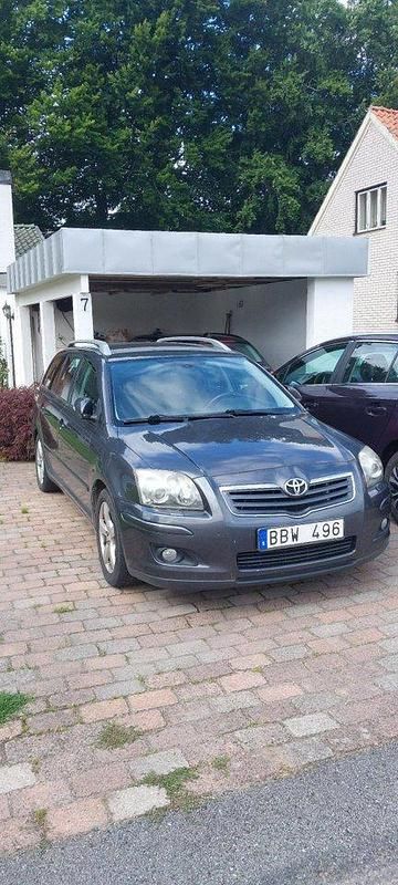 Grå Begagnad 2006 Toyota Avensis Kombi | 26 000 kr (Marknadspris) - Bild 1/1