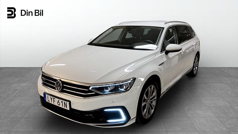 Vit Begagnad 2019 VW Passat Executive Kombi | 249 900 kr (Lite dyr) - Bild 1/4