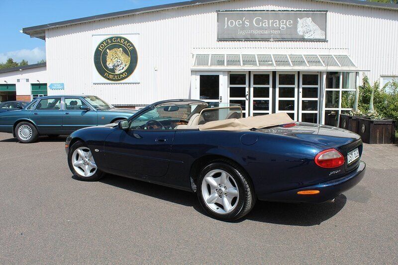 Blå Begagnad 1998 Jaguar XK Cab | 162 000 kr (Marknadspris) - Bild 1/4